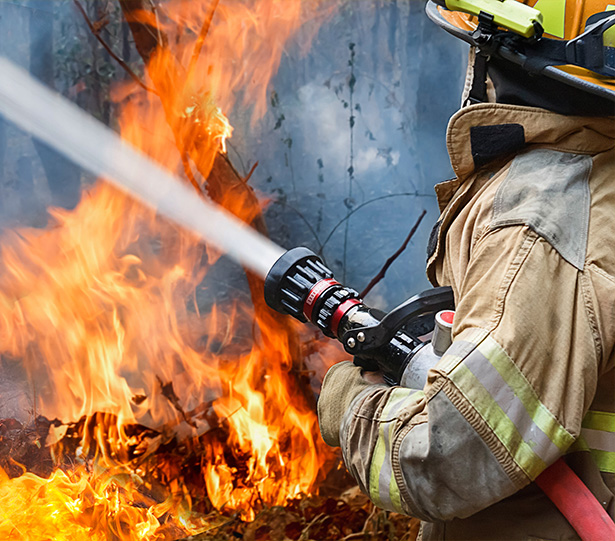 Bombeiro a apagar um incêndio
