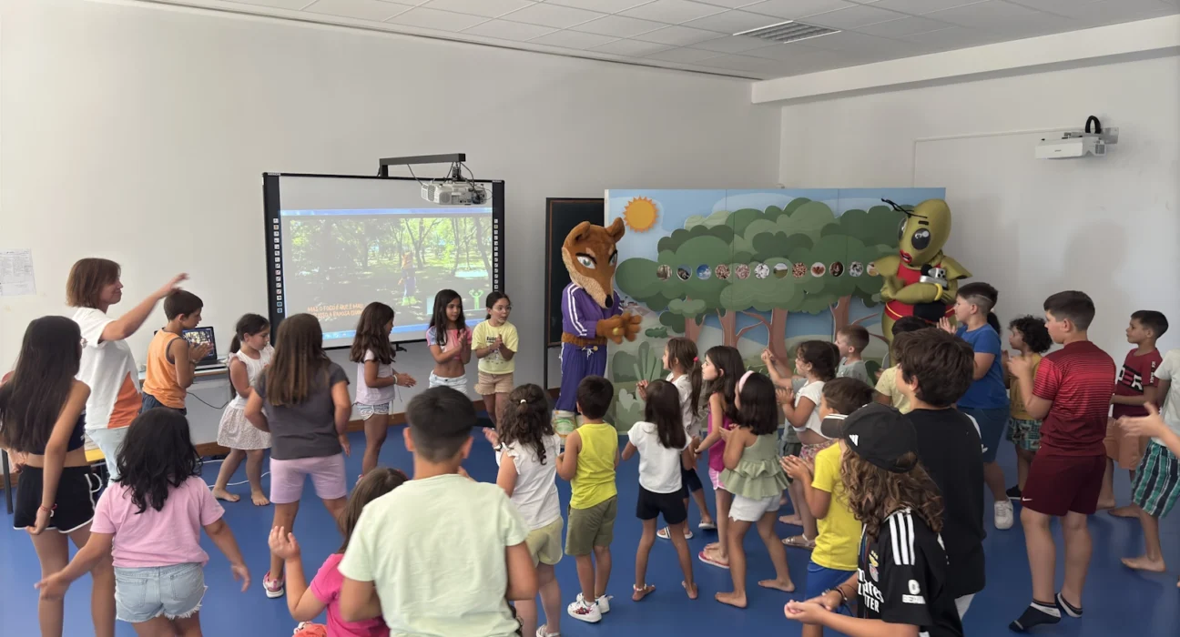 "Raposa Chama" envolve crianças em lição sobre prevenção de incêndios